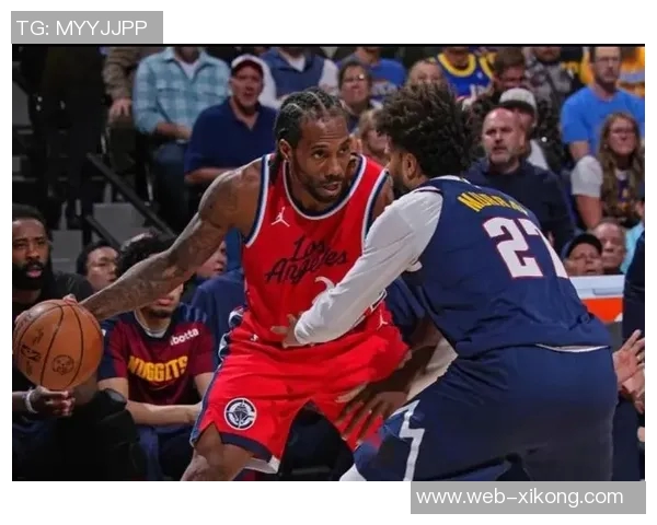 莱昂纳德季前赛上半场狂砍五记三分球平上赛季单场最佳表现 莱昂纳德季前赛上半场狂砍五记三分球平上赛季单场最佳表现