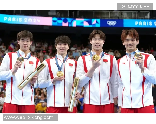 阿贾戴荣获三项大奖四年三冠荣耀无限手套庆祝夺冠游行